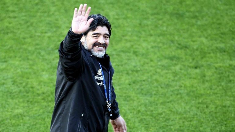 Diego Armando Maradona saluda al público