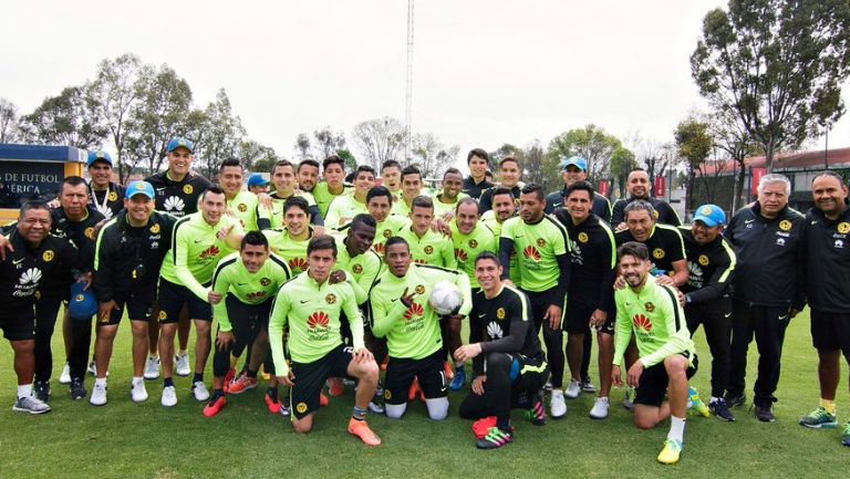 Cuauhtémoc Blanco y los jugadores de América posan para la foto