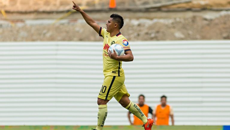 Osvaldo Martínez festeja un gol con el América