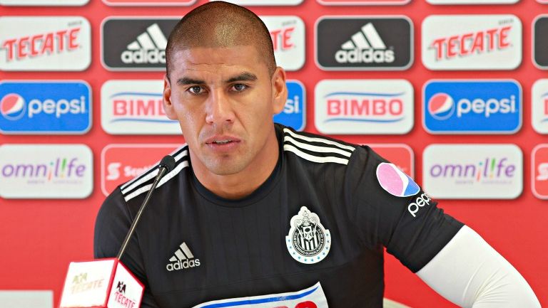 Carlos Salcido en conferencia de prensa con Chivas