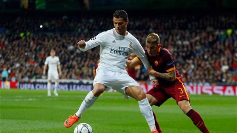 Cristiano Ronaldo cubre el esférico frente al dominio rival