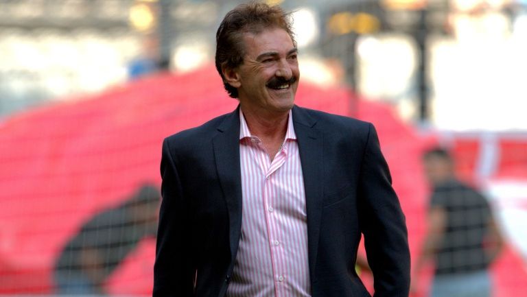 Ricardo La Volpe sonríe previo a un juego de la Liga Mx