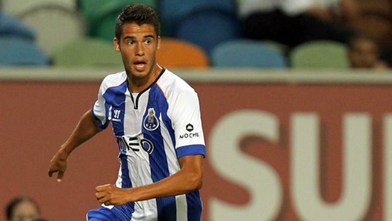 Diego Reyes disputa un partido con el Porto