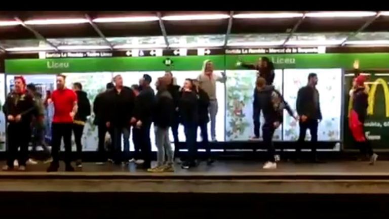 Aficionados del Arsenal golpean publicidad en el Metro de Barcelona