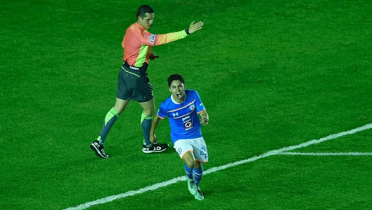 Zúñiga grita después de anotar su primer gol