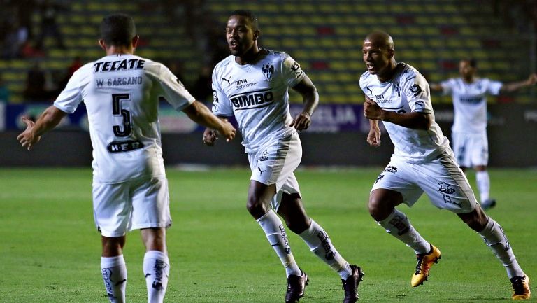 Dorlan Pabon festeja un gol con Monterrey