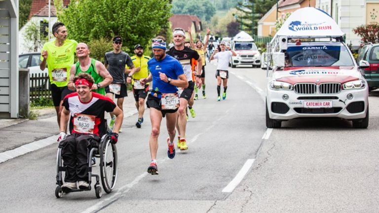 Competidores durante una carrera Wings For Life