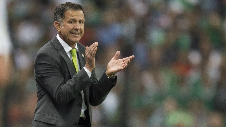Juan Carlos Osorio aplaude en juego del Tri 
