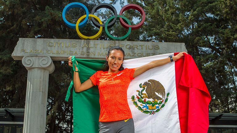 Brenda, posando con la bandera mexicana frente a los aros olímpicos