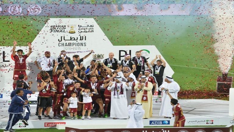 Jugadores del Al Wahda festejan el campeonato