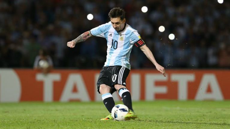 Messi se dispone a cobrar un penalti con Argentina