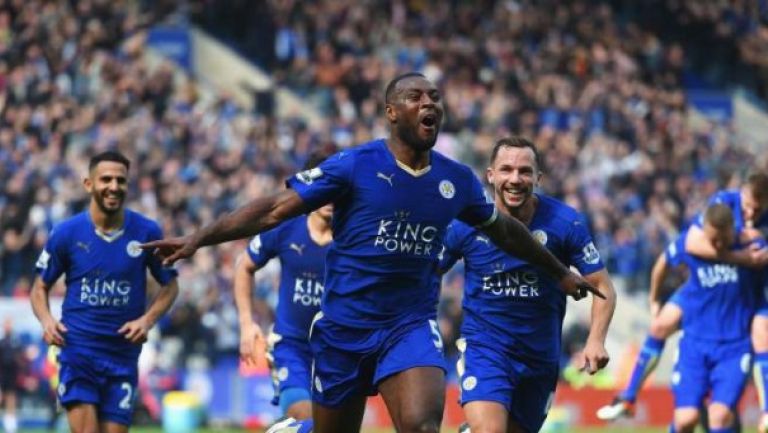 Jugadores de Leicester celebran un gol en la Premier