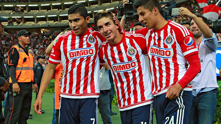Brizuela festeja con sus compañeros tras anotar contra Pumas en Liga MX