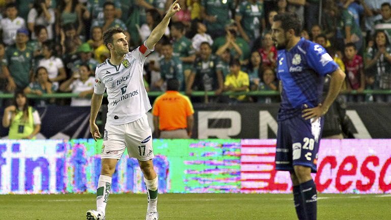 Boselli festeja uno de sus tres tantos contra Puebla