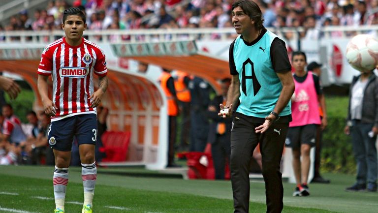 Gustavo Costas dando instrucciones desde el banquillo rojinegro