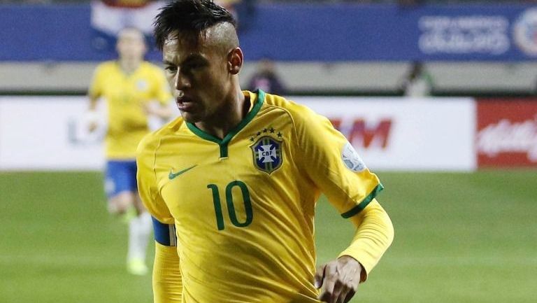 Neymar disputa partido con la selección brasileña
