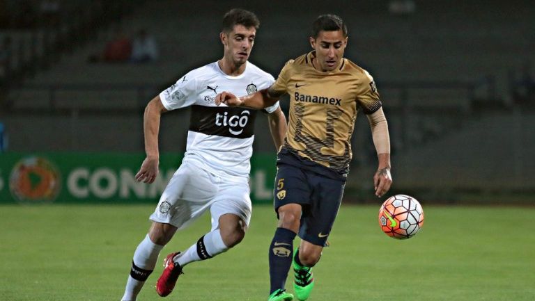 Luis Fuentes disputa el balón en encuentro contra el Olimpia