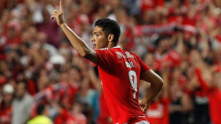 Jiménez celebra un gol con Benfica 