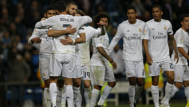 Jugadores del Real Madrid festejan una anotación