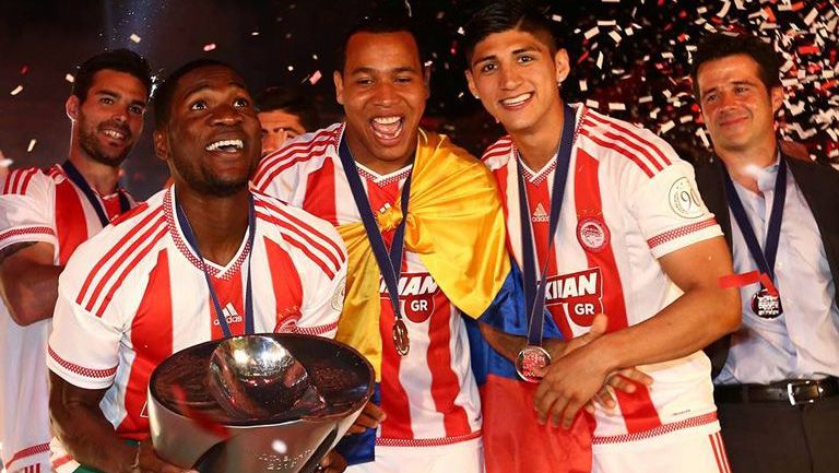 Pulido celebra título de Copa con Olympiacos