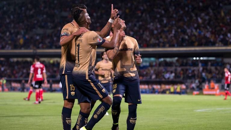 Jugadores de Pumas festejan un gol contra Tijuana