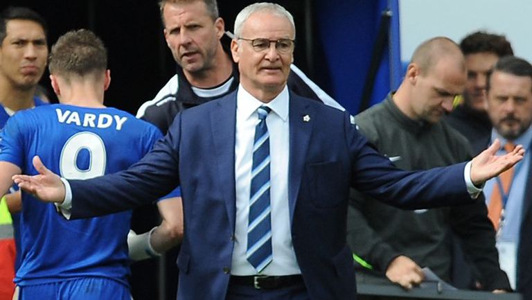 Ranieri sale del campo tras partido del Leicester
