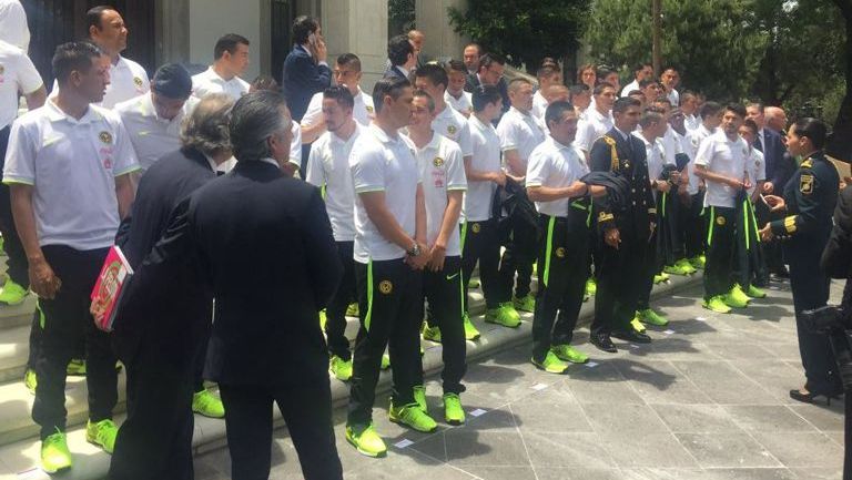 Jugadores del América en su visita a Los Pinos