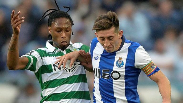 Héctor Herrera pelea un balón con Rubén Semedo