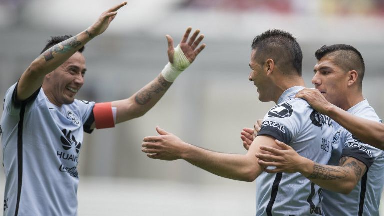 Sambueza festeja gol con Pablo Aguilar