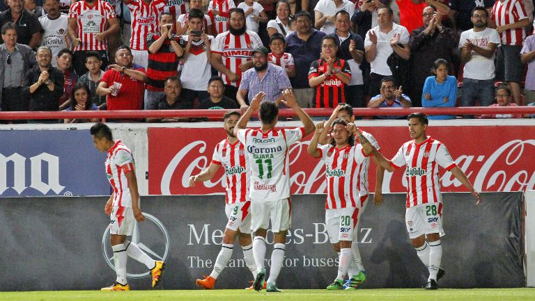 Jugadores del Necaxa festejan gol contra Necaxa