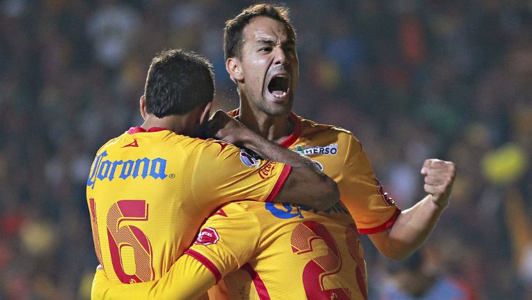 Jugadores de Monarcas festejan gol contra Santos 