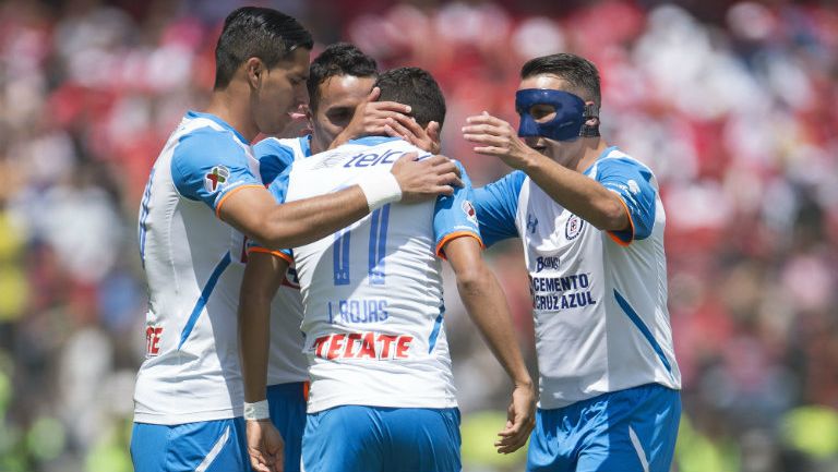 Jugadores de Cruz Azul festejan gol en el Nemesio Díez 