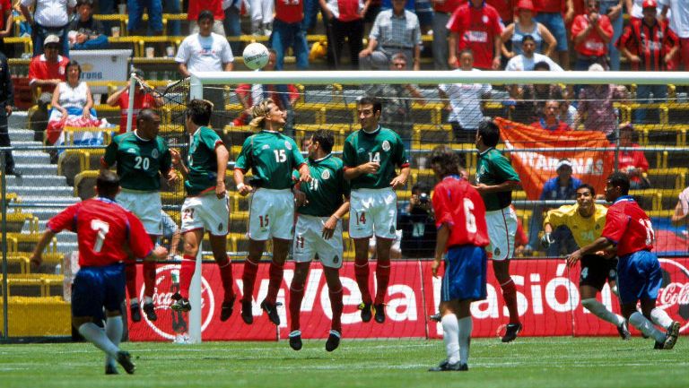 Ejecución de tiro libre en el México-Costa Rica de 2001
