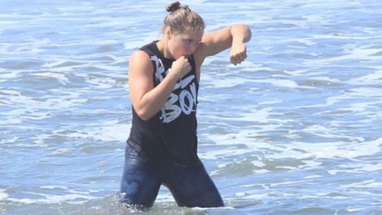 Ronda Rousey entrenando en la playa