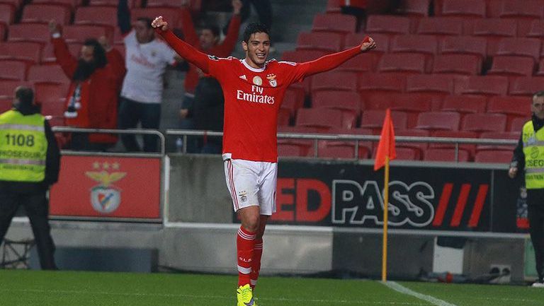 Jiménez celebra un gol con Benfica 