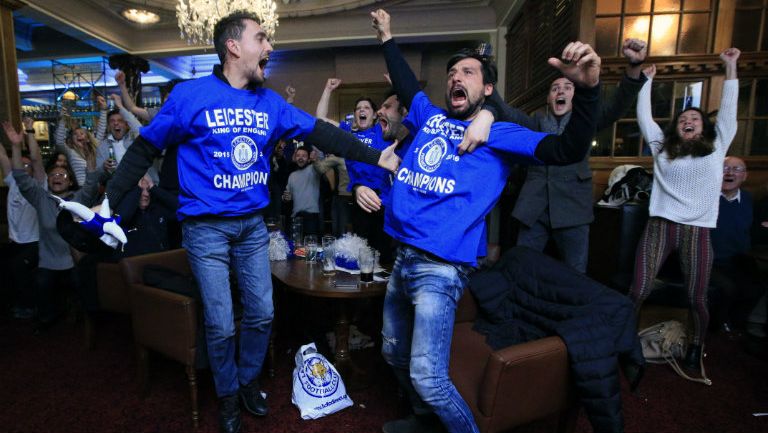 Aficionados de Leicester celebran con euforia título de Leicester