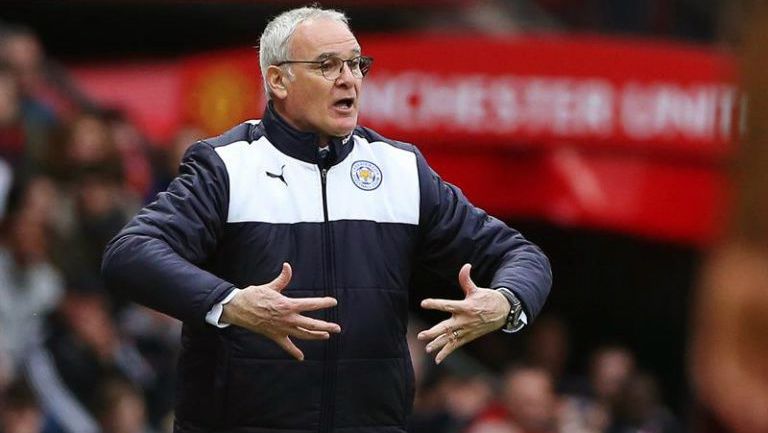 Ranieri reparte instrucciones en partido del Leicester