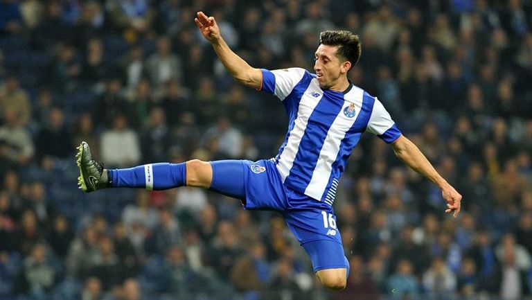 Héctor Herrera busca un balón en juego con Porto