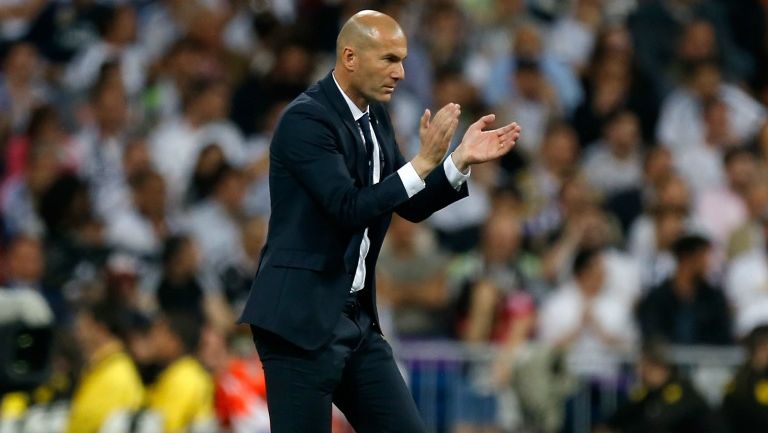 Zidane aplaude en el juego contra Manchester City