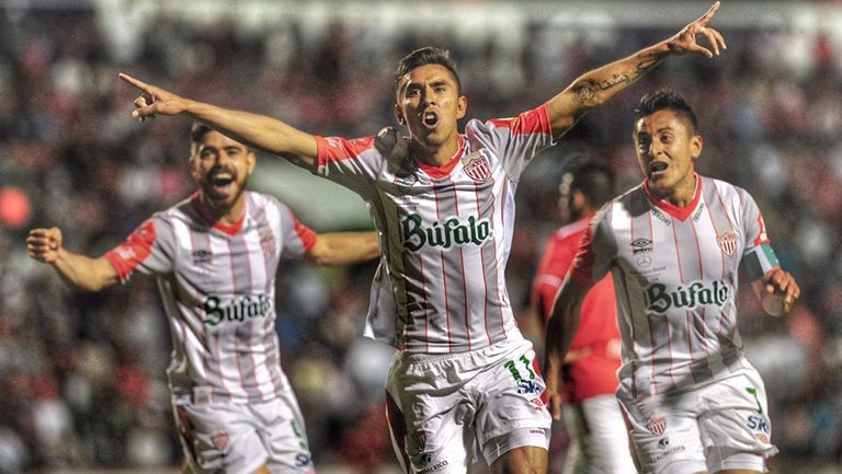 Jesús Isijara celebra el segundo contra Mineros