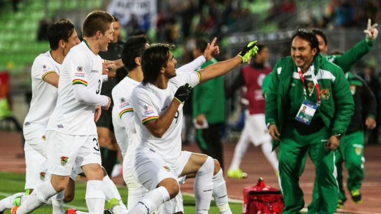 Los jugadores de Bolivia celebran un gol en la Copa América de Chile 2015
