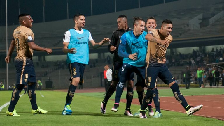 Juagdores de Pumas festejan un gol en Copa Libertadores