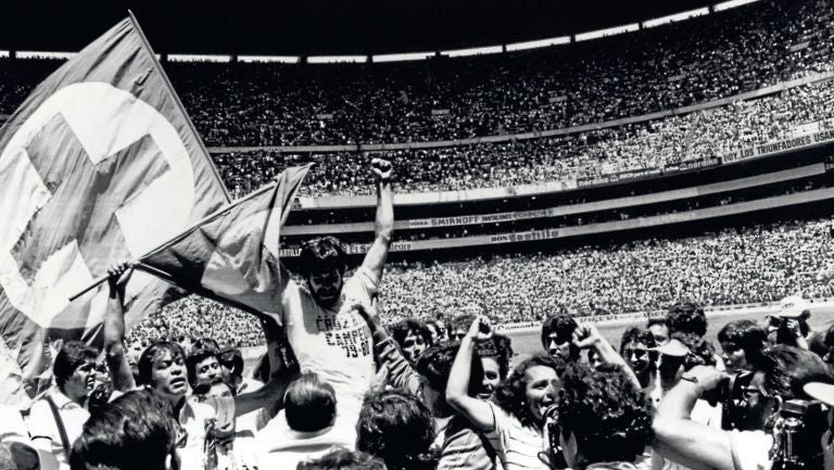 Miguel Ángel Cornero festeja el título de la temporada 79-80