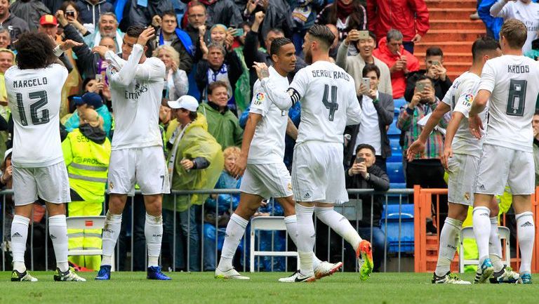 Jugadores del Real Madrid celebran un gol en Liga