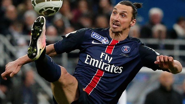 Zlatan Ibrahimovic controla un balón en duelo del PSG