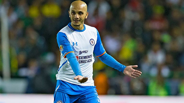 Fabio Santos, en partido con Cruz Azul