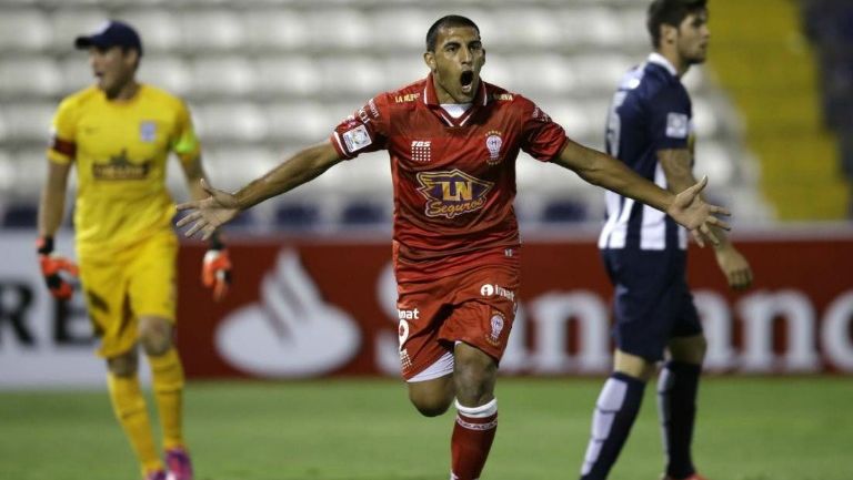 Ramón 'Wanchope' Ábila celebra un gol con Huracán