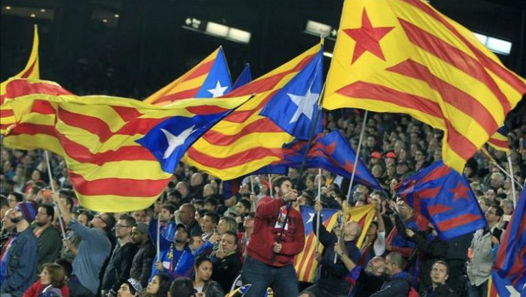 Aficionados con banderas esteladas en partido del Barcelona