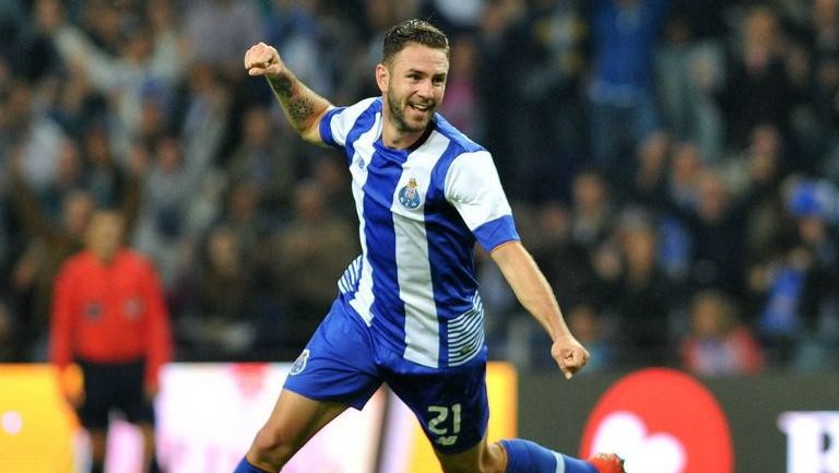 Miguel Layún festeja un gol con Porto