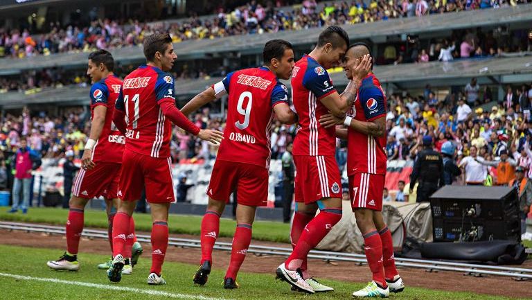 Jugadores de Chivas celebran un gol en la Liguilla